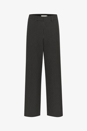 Pantaloni a gamba larga neri con righe bianche, realizzati in tessuto liscio. Presentano passanti per cintura e un design sartoriale per un aspetto curato.