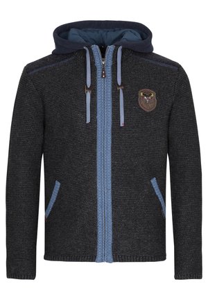 Grau gestrickte Kapuzenjacke mit blauem Innenfutter, mit Reißverschluss vorne, zwei Taschen und einem Patch-Akzent im linken Brustbereich.