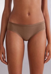 Bruine bikini slips van katoenmix met een gladde textuur, elastische tailleband en klassieke snit, geschikt voor dagelijkse draag.