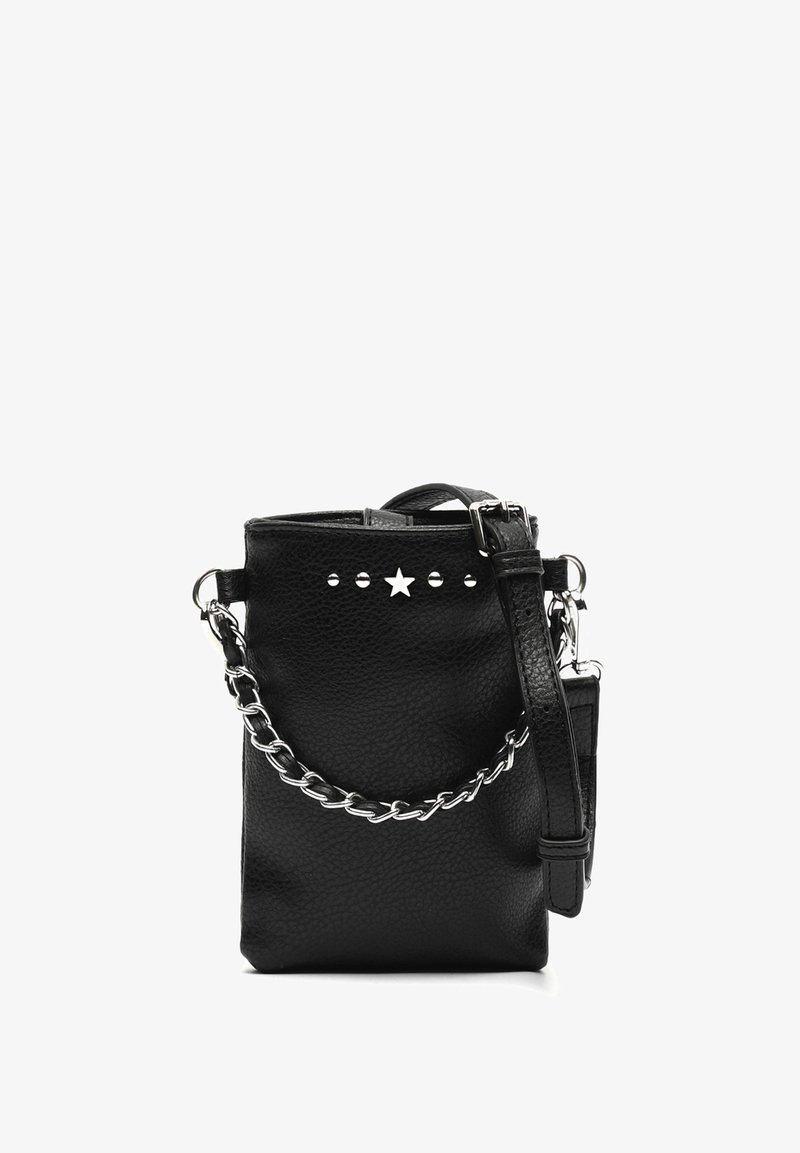 Borsa in pelle nera con una texture morbida, hardware argentato, tracolla a catena e decorazioni con stelle e borchie sulla parte anteriore.