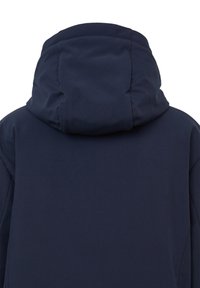 Felpa blu navy con un colletto alto e imbottito, texture liscia e senza cerniere o dettagli visibili. Il tessuto sembra robusto e accogliente.