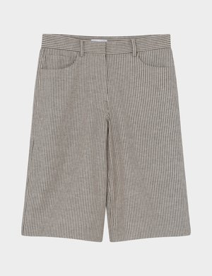 Χακί και μαύρο σορτς με κάθετες ρίγες που φτάνουν μέχρι το γόνατο, με θηλιές για ζώνη και μπροστινές τσέπες, απλωμένα επίπεδα σε λευκό φόντο.