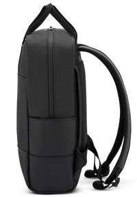 Mochila negra hecha de material duradero, con un diseño acolchado, dos bolsillos laterales, acentos de malla y correas ajustables.