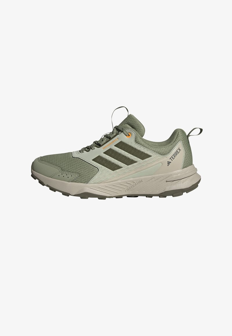 Grüner Mesh- und synthetischer Outdoor-Schuh mit grauen Akzenten, strukturierten Details und robuster Sohle. Verfügt über drei dunkle Streifen und eine Zuglasche.