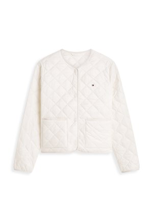 Bela prešita jakna z dolgimi rokavi, okrolim ovratnikom, sprednjimi sponkami na pritrditev, dvema sprednjima žepoma in majhnim logotipom Tommy Hilfiger na prsih.