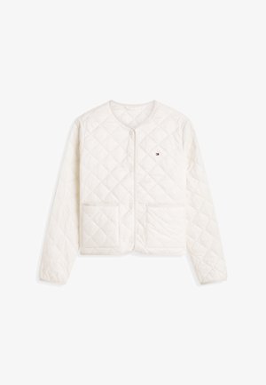 Chaqueta blanca acolchada de manga larga, cuello redondo, botones a presión en la parte delantera, dos bolsillos frontales y pequeño logotipo de Tommy Hilfiger en el pecho.