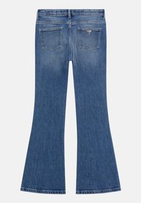 Jeans blue cu talie înaltă, cu o croială evazată, având două buzunare la spate și o textură netedă din denim. Materialul prezintă o ușoară decolorare.