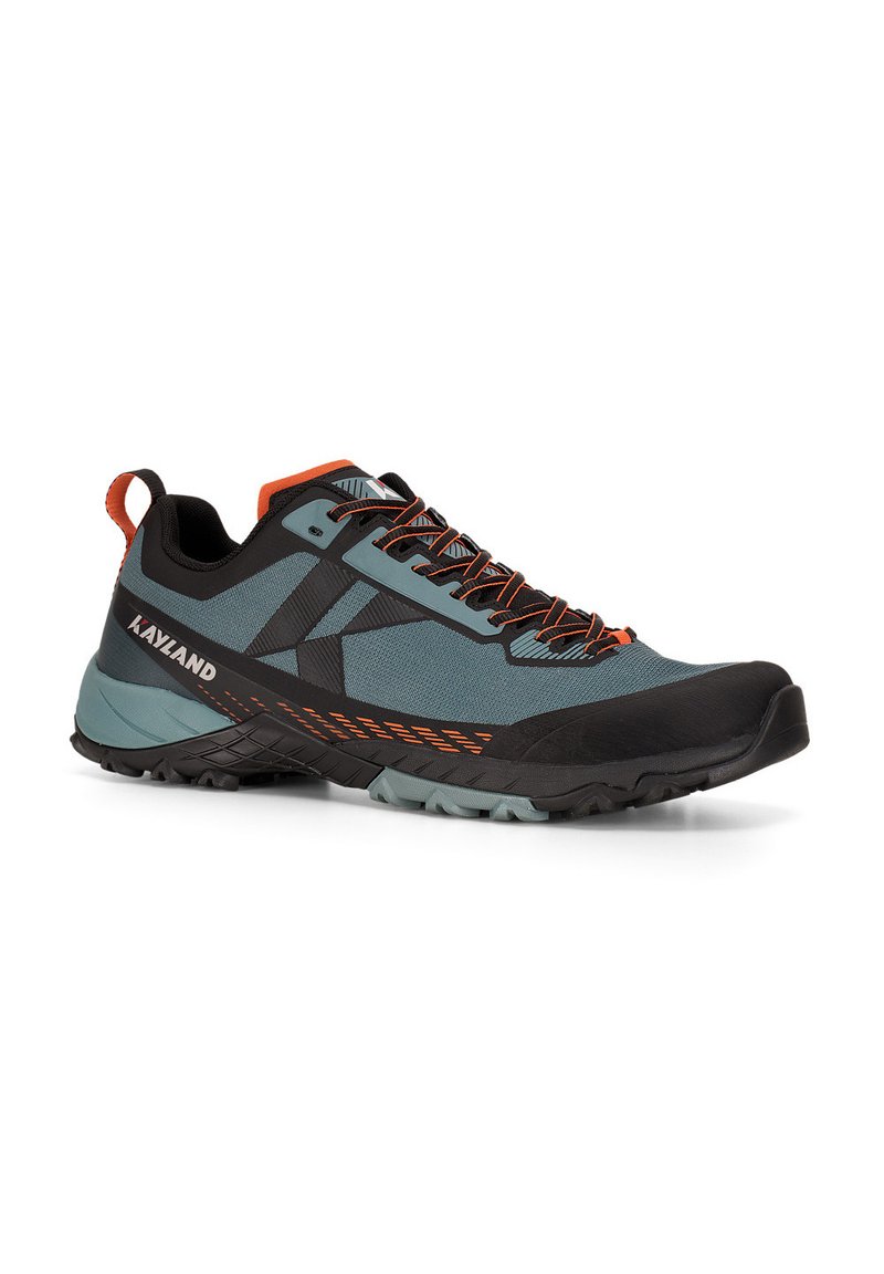 Scarpa da trail leggera Kayland in teal, nero e arancione. Presenta una tomaia in mesh, suola in gomma e dettagli a motivo per trazione e supporto.