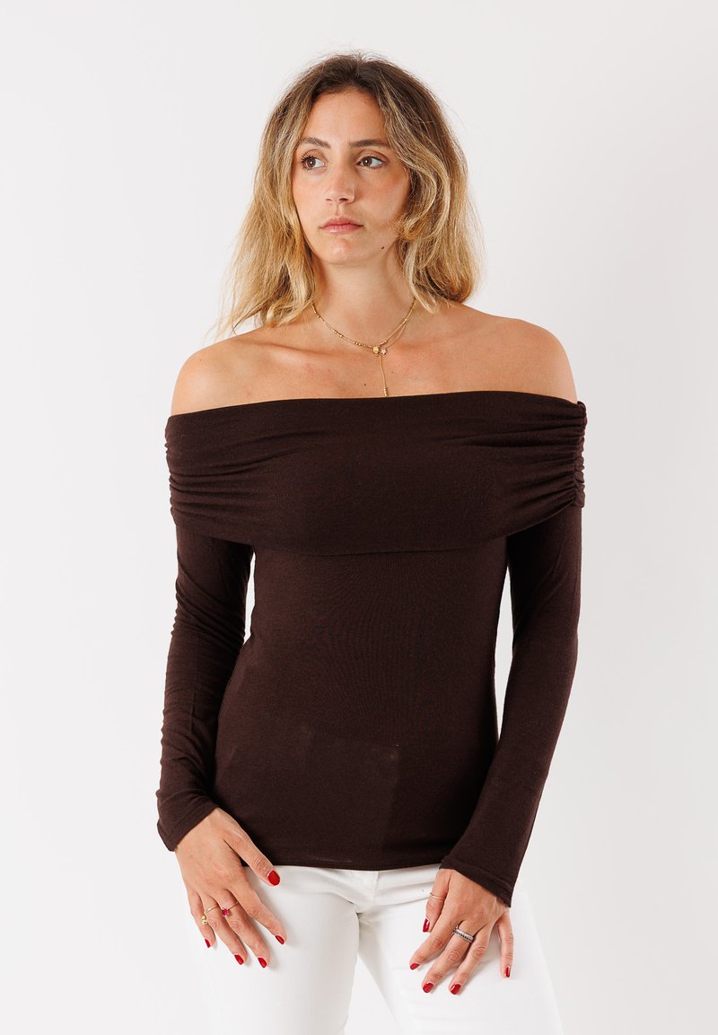 Top marrone con spalle scoperte e maniche lunghe, caratterizzato da dettagli arricciati all'collo e un design aderente. Realizzato in materiale morbido e elastico.