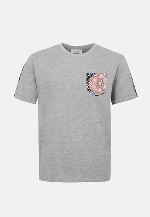 Grå kortermet T-skjorte med fargerik blomstermønsterlomme og matchende mønstrede striper på ermene.