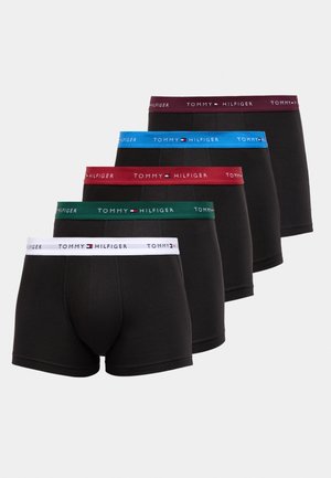 Pięć czarnych bokserek z elastycznymi paskami w kolorach białym, zielonym, czerwonym, niebieskim i bordowym, każda z logo Tommy Hilfiger.