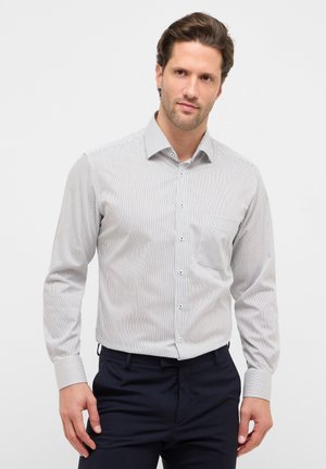 Camicia a maniche lunghe con bottoni, di colore grigio chiaro con righe verticali blu navy, dotata di una tasca singola sul petto e di un colletto classico.