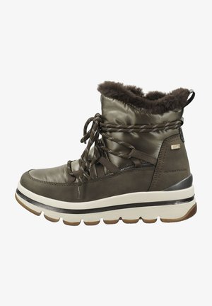Botas tobilleras marrones con un tejido brillante y texturizado, borde de piel sintética, sistema de cordones y una suela gruesa blanca y marrón. Logo de la marca en el lateral.
