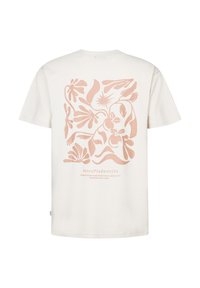 Lichtgekleurde katoenen t-shirt met een groot roze abstract grafisch ontwerp met plantelementen op de achterkant en een merklogo onderaan.
