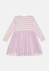 Langermet kjole med rosa og hvite striper, med en tulle-skjørt i ensfarget lys rosa, forbundet av en rynket midje-seam.