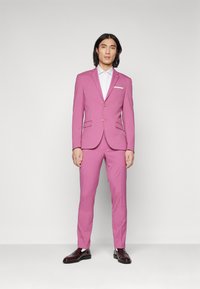 Isaac Dewhirst THE FASHION SUIT SET - Odijelo - deep rose