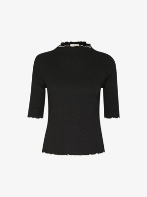 Čierny top s krátkymi rukávmi, textúrovaná tkanina a výstrih s vlnkovaným okrajom. Má biele lemovanie pozdĺž goliera a lemov rukávov.