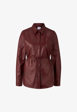Bordeaux læder skjortejakke med knaplukning foran, lange ærmer og snoretræk i taljen. Glat tekstur med klassisk kravedesign.