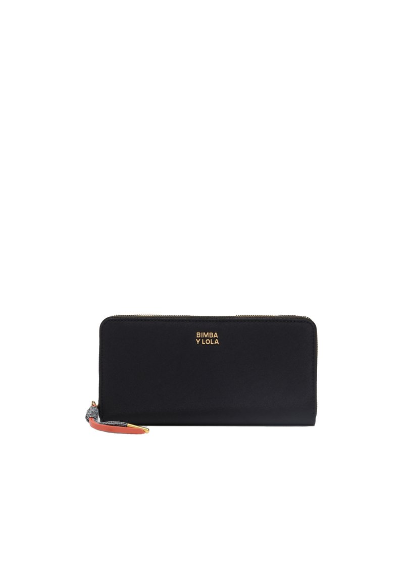 Cartera negra con un acabado de tela suave, logotipo dorado en el centro, cierre de cremallera y una correa de muñeca multicolor. Forma rectangular.