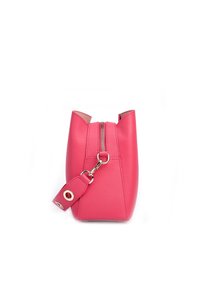 Borsa a tracolla in pelle rosa con forma strutturata, chiusura con cerniera e tracolla staccabile. Presenta una superficie texturizzata e dettagli in metallo dorato.
