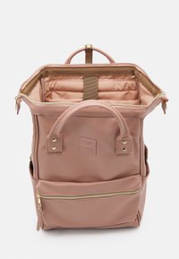 Różowy plecak z ekoskóry z główną komorą zamykaną na zamek, górnymi uchwytami, złotymi elementami ok metallicznymi oraz zewnętrzną kieszenią zamykaną na zamek.