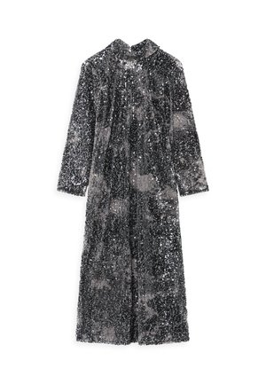 Langes, schwarzes Kleid, das mit Pailletten bedeckt ist; hat einen hohen Kragen und lange Ärmel. Glatte Textur mit schimmerndem Effekt durch die Pailletten.