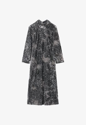 Pikk must kleit, mis on kaetud sädelustega; omab kõrget krae ning pikki varrukaid. Sile tekstuur, milles on särav efekt sädelustest.