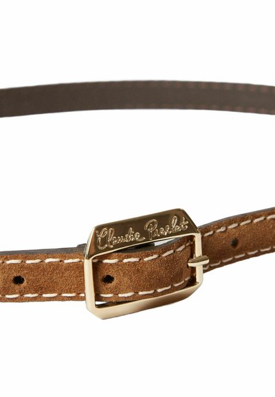 Cinturón de ante marrón con hebilla de metal en tono dorado, que presenta el nombre de la marca grabado y costuras blancas a lo largo de los bordes. Diseño elegante y sencillo.
