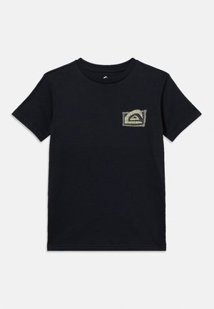 Schwarzes T-Shirt mit kurzen Ärmeln und Rundhalsausschnitt, mit kleinem rechteckigem Logo-Patch mit Paisley-Muster auf der linken Brust.