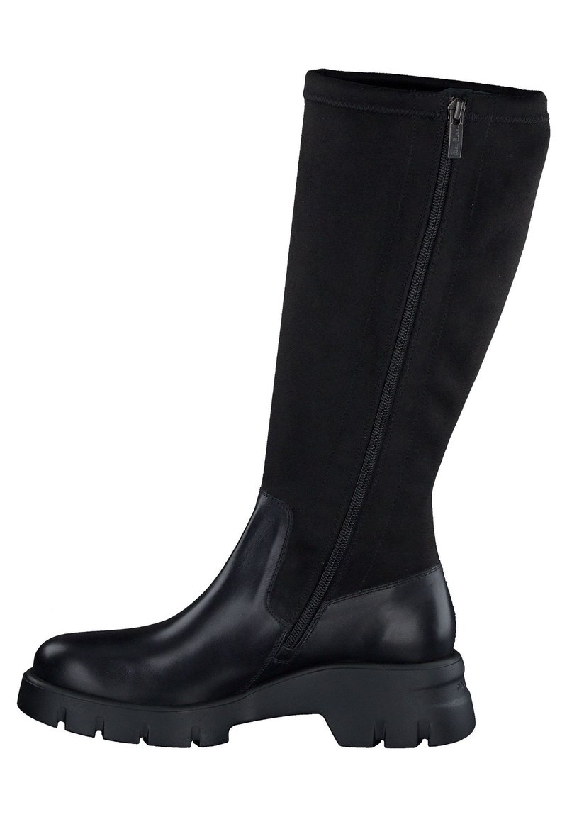 Botas negras hasta la rodilla que combinan cuero suave y textil blando, con una cremallera lateral y una suela gruesa y texturizada.