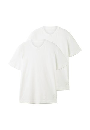 To hvide t-shirts med løs pasform, ribstrikket tekstur og rund halsudskæring. Hver har et lille logo nær kanten.