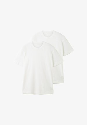 To hvide t-shirts med løs pasform, ribstrikket tekstur og rund halsudskæring. Hver har et lille logo nær kanten.