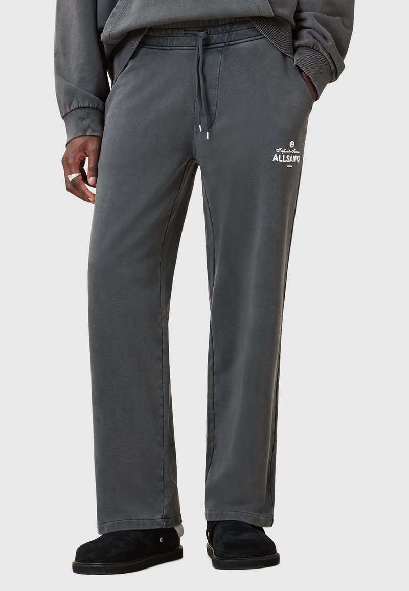Grijze joggingbroek met een drawstring tailleband, voorzien van een logo in het wit aan de linkerkant, gemaakt van een zachte, gladde stof.