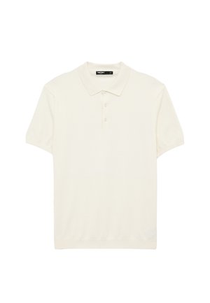 Lyhythihainen beige poolopaita, jossa on kolme nappia ja kaulus, esitettynä tasaisena valkoisella taustalla.