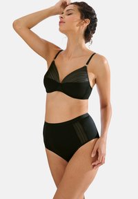 Zwart bh- en hooggepolsterde slipset met doorschijnende panels. De bh heeft verstelbare banden en accenten in goudkleurig metaal.