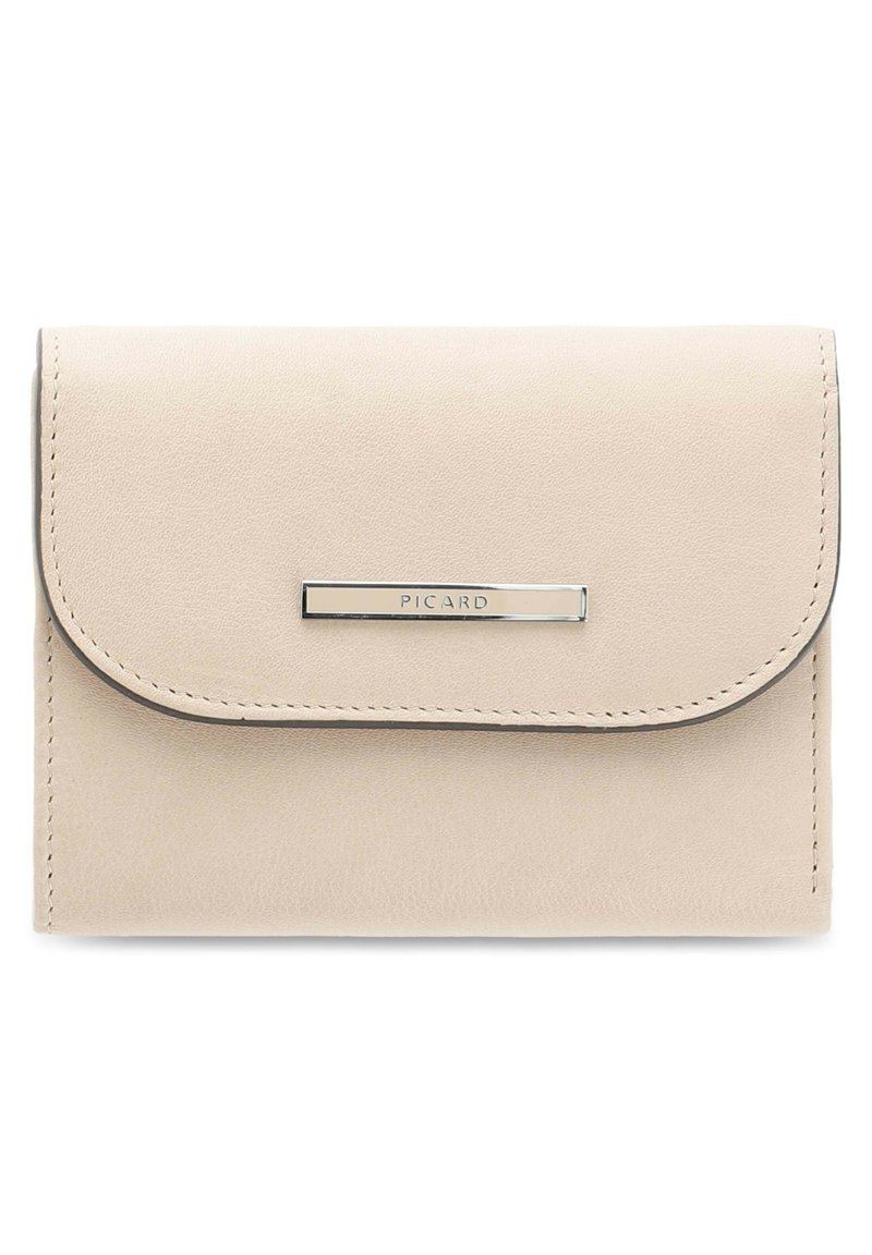 Beige leren portemonnee met een klep sluiting, zilveren hardware en geëmbosseerde merknaam. Gladde textuur met afgeronde randen.