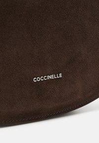 Coccinelle SUNUP - Rankinė - fondant brown