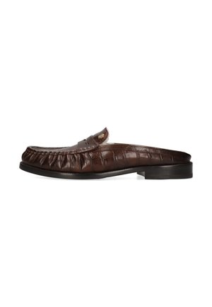 Mørkebrun læder loafer mule med krokodille tekstur, flad sort sål og en guldemblem på den øvre forreste del.