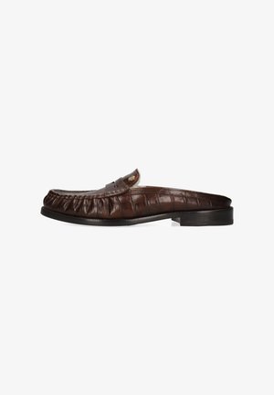 Donkerbruine leren loafer mule met krokodillenstructuur, platte zwarte zool en een gouden embleem op het bovenste voorste deel.