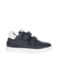Sneaker in pelle blu navy con dettagli bianchi, dotato di due cinturini in velcro, design perforato e suola in gomma bianca.