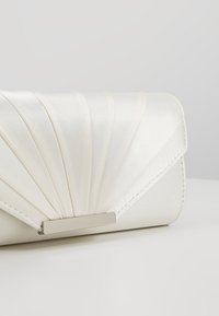 Pochette en satin blanc avec un design plissé, accent en métal argenté et texture lisse. Fermeture à rabat simple et forme rectangulaire.