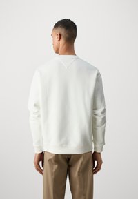 Tommy Jeans BADGE CREW - Sweatshirt - ancient white