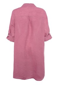 Abito camicia in lino rosa chiaro con maniche arrotolate, colletto e un'apertura con bottoni. Tessuto morbido con una vestibilità ampia e rilassata.