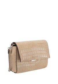 Borsa beige con stampa coccodrillo, chiusura con pattina, hardware in argento e tracolla. Forma rettangolare con superficie testurizzata.