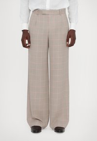 Pantaloni larghi grigio chiaro con un sottile motivo a quadri in rosa. Realizzati in un tessuto liscio, hanno un'alta vita e passanti per la cintura.