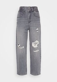 Jeans de mezclilla gris con una cinturilla elástica alta, que presentan múltiples desgastes y un diseño de pierna recta. Incluye dos bolsillos laterales.