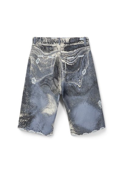 Vue arrière d'un short en denim longueur genou en noir et bleu délavé avec des détails usés et décolorés et deux poches arrière.