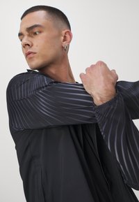 Puma RUN FAVORITE AOP WOVEN JACKET M - Jakna za treniranje - black-aop