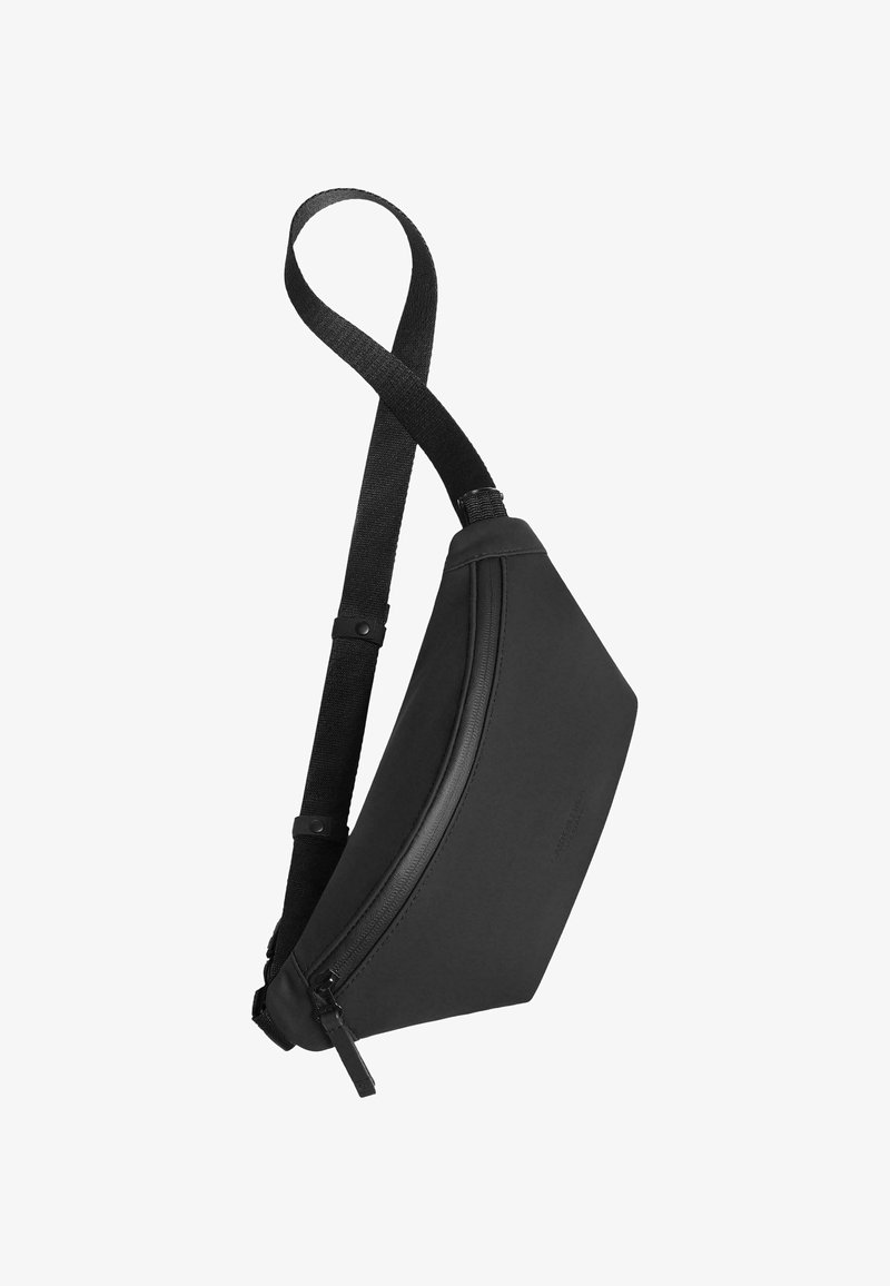 Mustat olkalaukku, joka on valmistettu sileästä materiaalista, ja siinä on kaareva muotoilu, säädettävä verkkohihna ja vetoketjulla varustettu osasto edessä.