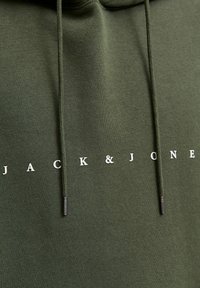 Sweat à capuche vert foncé avec cordons et logo texte blanc "JACK & JONES" sur la poitrine.